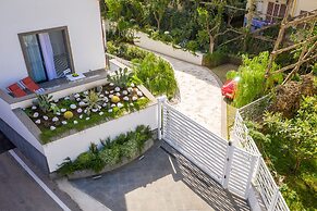 Luxury Apartment with Garden and Pool