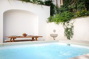 Luxury Apartment with Garden and Pool