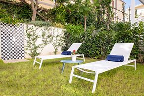 Luxury Apartment with Garden and Pool