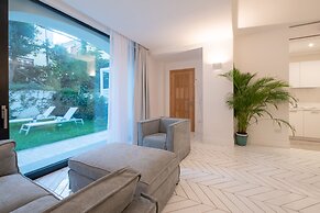 Luxury Apartment with Garden and Pool