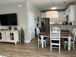 #2209 2 Bedroom Cottage by RedAwning