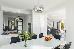 Villa Andromeda Sea Caves