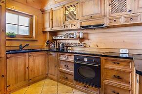 Beautiful Large Villa in Tylmanowa