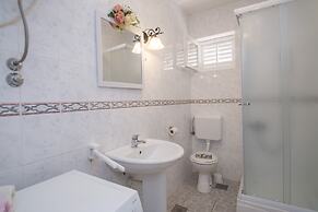 Seafront Apartment Dana