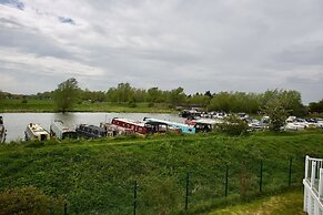 Beautiful 2-bed Lodge With hot tub and Saunain Ely