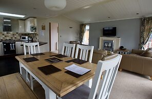 Beautiful 2-bed Lodge With hot tub and Saunain Ely