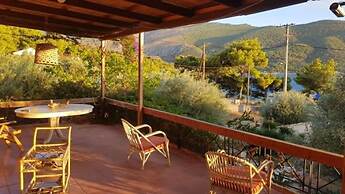 Charming Country Cottage by the sea one Minute