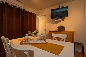 Mobile Home Rock Samphire 2