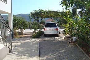 Lovely 2-bedroom Apartment in Poljica