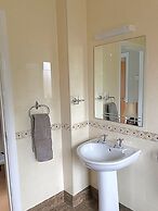 Immaculate 3-bed House With Private Secure Garden