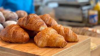 Holiday Inn Shanghai Nanjing Road by IHG