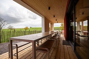 La Maison Devant La Prairie