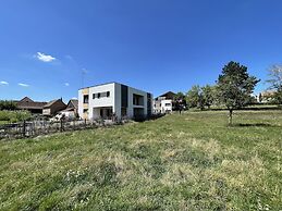 La Maison Devant La Prairie