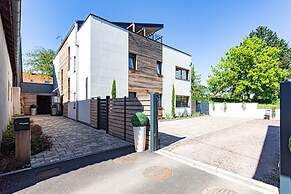La Maison Devant La Prairie