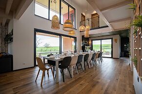 La Maison Devant La Prairie