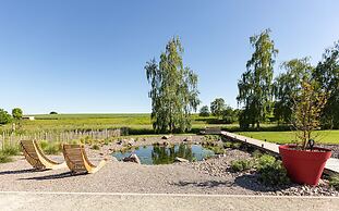 La Maison Devant La Prairie