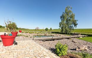 La Maison Devant La Prairie