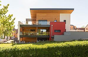 La Maison Devant La Prairie