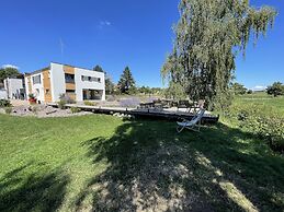 La Maison Devant La Prairie