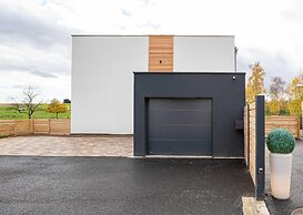 La Maison Devant La Prairie