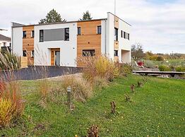 La Maison Devant La Prairie