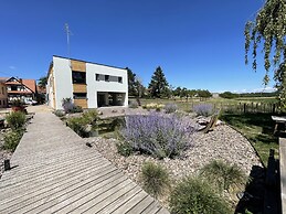 La Maison Devant La Prairie