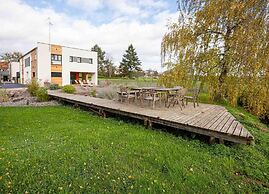 La Maison Devant La Prairie