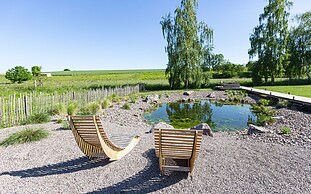 La Maison Devant La Prairie