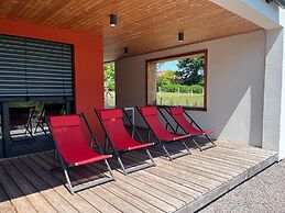 La Maison Devant La Prairie