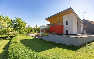 La Maison Devant La Prairie