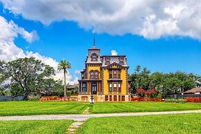 Mermaid's Landing 2 Bedroom Cottage by RedAwning