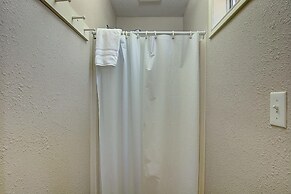 Fantasy Oaks Lodge 4 Bedroom Home by RedAwning