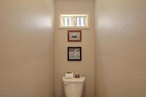 Fantasy Oaks Lodge 4 Bedroom Home by RedAwning