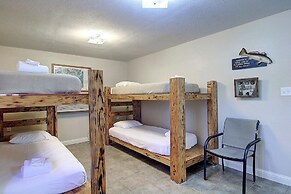 Fantasy Oaks Lodge 4 Bedroom Home by RedAwning