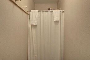 Fantasy Oaks Lodge 4 Bedroom Home by RedAwning