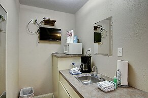 Fantasy Oaks Lodge 4 Bedroom Home by RedAwning