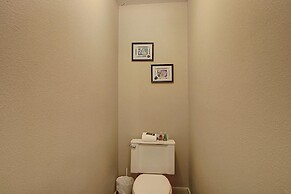 Fantasy Oaks Lodge 4 Bedroom Home by RedAwning