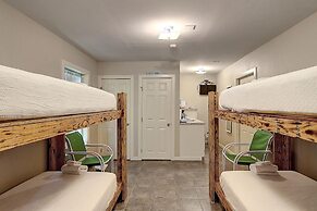 Fantasy Oaks Lodge 4 Bedroom Home by RedAwning