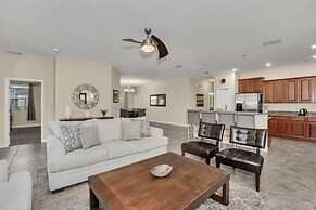 Modern Home, Big Pool Area Near Disney, CDC Cleaning 4cg456