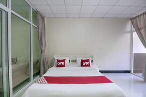 OYO 75390 Sunee Place Hotel