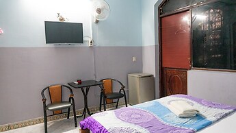 Viet Hung Hotel by Zuzu