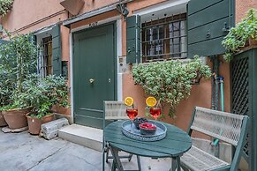 Lo Squero 1 The Secret Courtyard