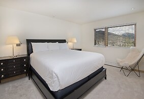 Eiger 9 3 Bedroom Condo by RedAwning