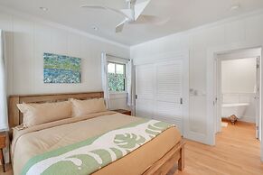 Gorgeous Renovated 1937 Plantation Style Beach House 50 Steps To The C