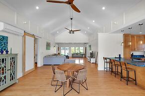 Gorgeous Renovated 1937 Plantation Style Beach House 50 Steps To The C