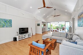 Gorgeous Renovated 1937 Plantation Style Beach House 50 Steps To The C