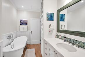 Gorgeous Renovated 1937 Plantation Style Beach House 50 Steps To The C