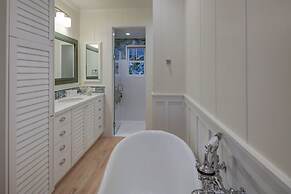 Gorgeous Renovated 1937 Plantation Style Beach House 50 Steps To The C