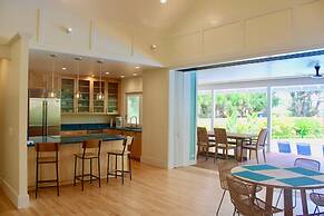 Gorgeous Renovated 1937 Plantation Style Beach House 50 Steps To The C