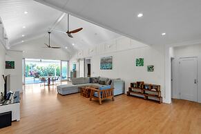 Gorgeous Renovated 1937 Plantation Style Beach House 50 Steps To The C